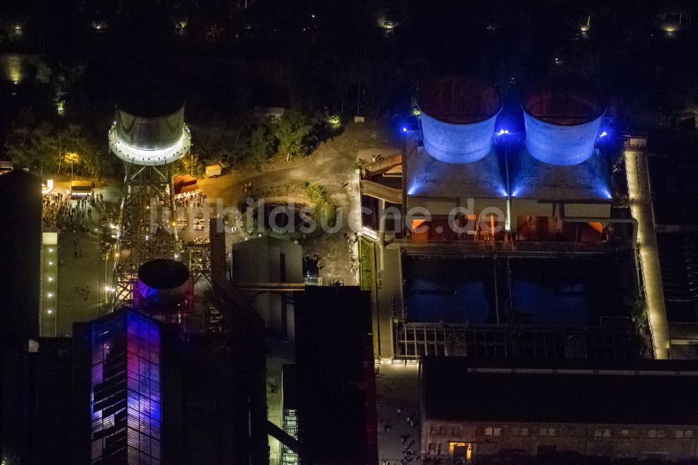 Nacht-Luftaufnahme Bochum - Nachtluftbild der Jahrhunderthalle in Bochum in der Nacht der Industriekultur im Bundesland Nordrhein-Westfalen NRW