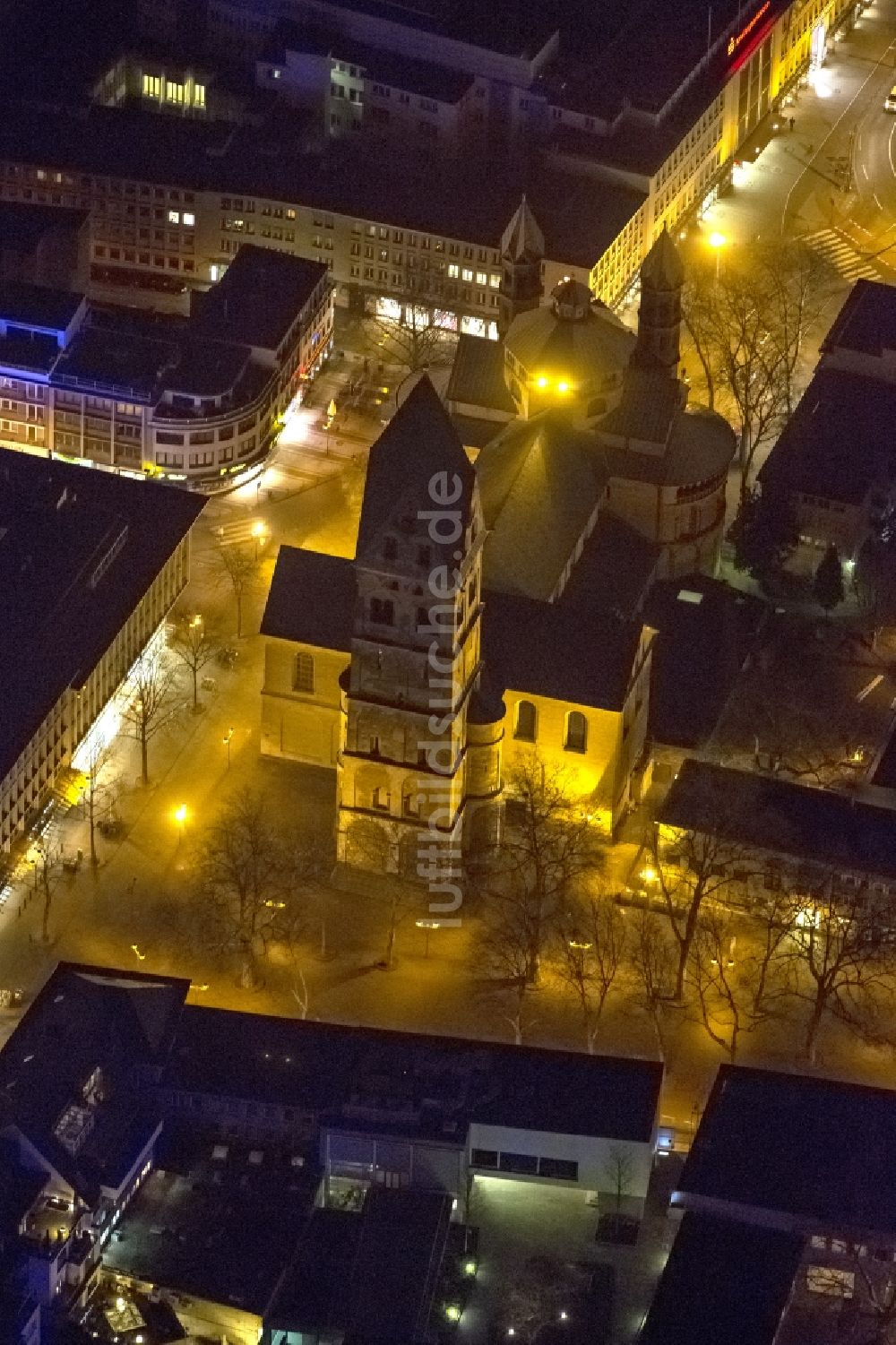 KÖLN bei Nacht aus der Vogelperspektive: Nachtluftbild der Kirche / Basilika Kath. Pfarramt St. Aposteln in Köln in Nordrhein-Westfalen