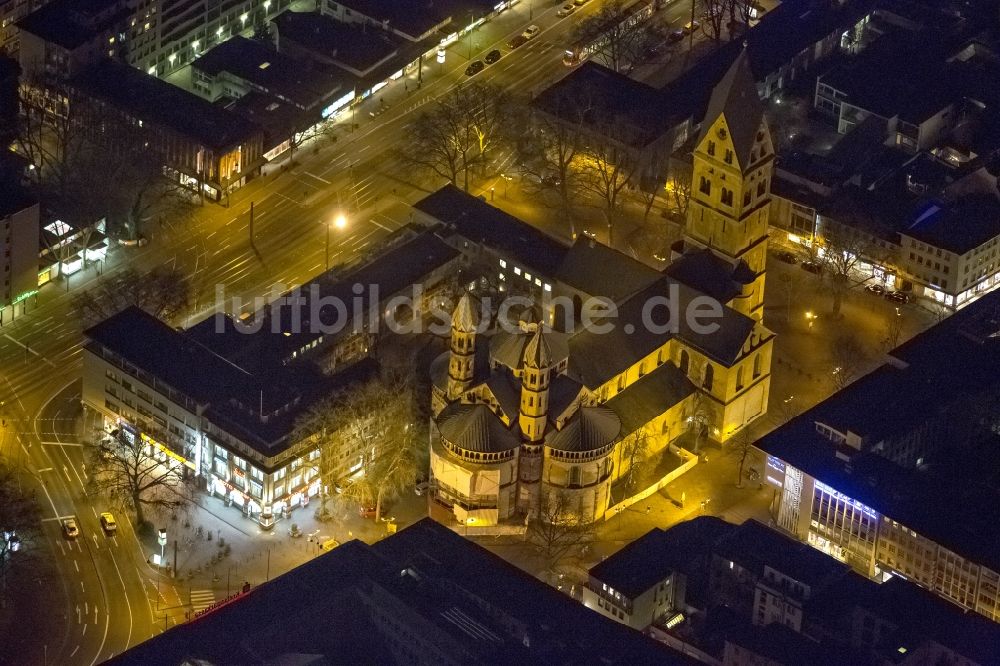 KÖLN bei Nacht aus der Vogelperspektive: Nachtluftbild der Kirche / Basilika Kath. Pfarramt St. Aposteln in Köln in Nordrhein-Westfalen