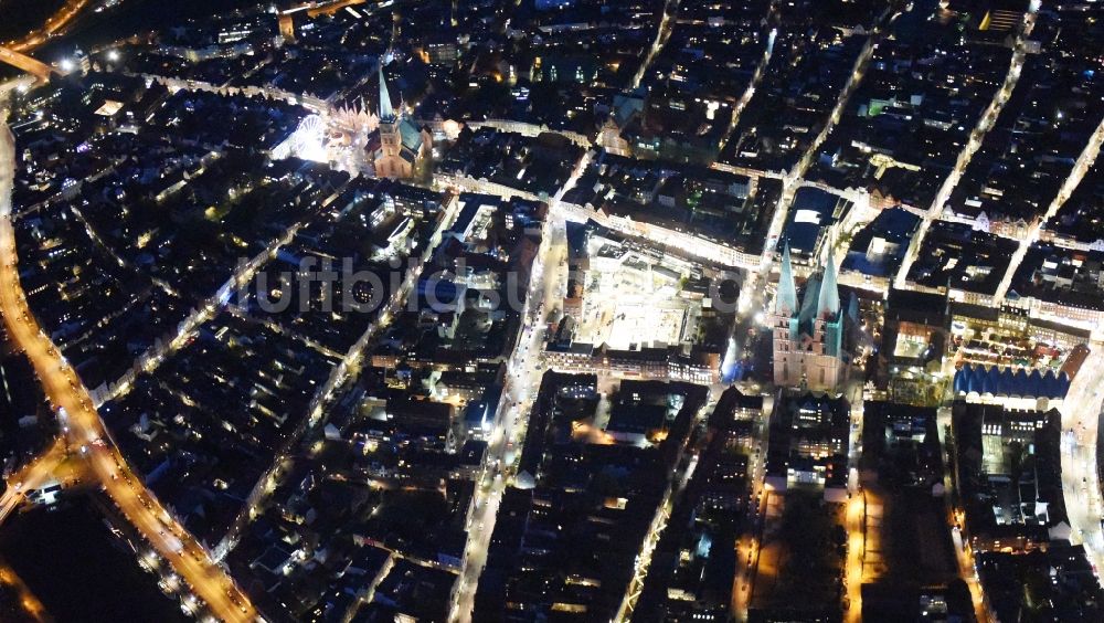 Nacht-Luftaufnahme Lübeck - Nachtluftbild der Kirchengebäude in Lübeck im Bundesland Schleswig-Holstein