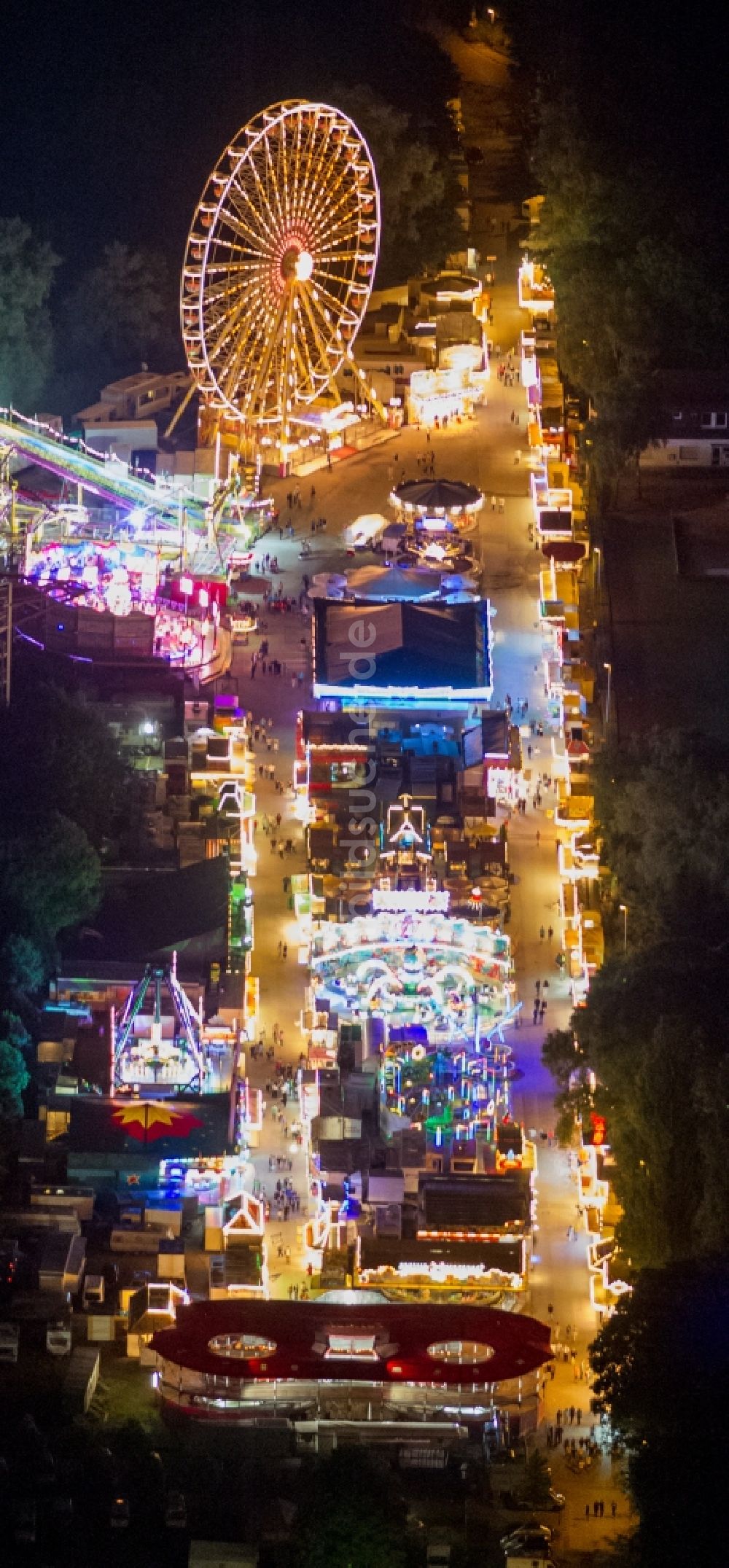 Mülheim bei Nacht von oben - Nachtluftbild der Kirmes in Saarn in Mülheim im Bundesland Nordrhein-Westfalen