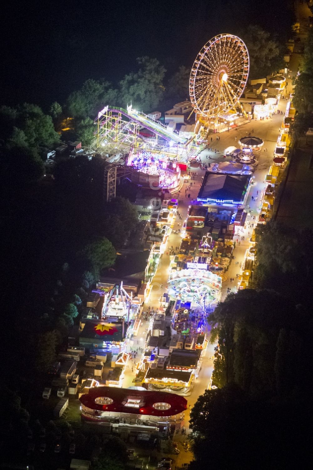 Mülheim bei Nacht aus der Vogelperspektive: Nachtluftbild der Kirmes in Saarn in Mülheim im Bundesland Nordrhein-Westfalen