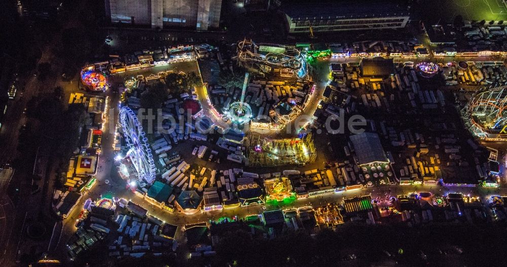 Hamburg bei Nacht aus der Vogelperspektive: Nachtluftbild der Kirmes - Veranstaltung Hamburger Dom auf dem Heiligengeistfeld in Hamburg