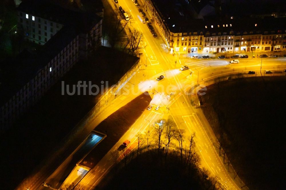 Dresden bei Nacht aus der Vogelperspektive: Nachtluftbild der Kreuzung Stauffenbergallee - Radeberger Straße - Waldschlößchenstraße im Ortsteil Neustadt in Dresden im Bundesland Sachsen, Deutschland