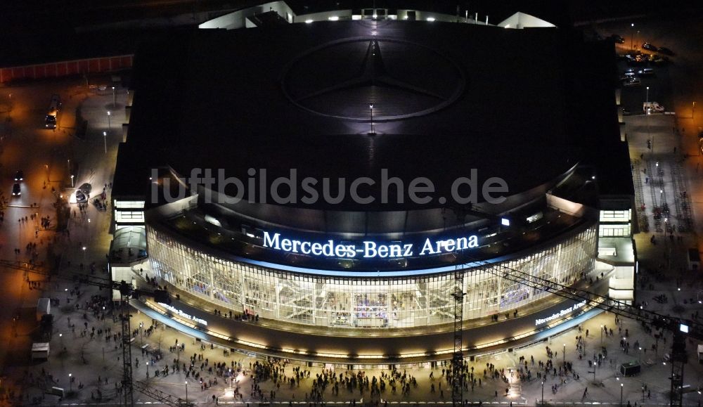 Nacht-Luftaufnahme Berlin - Nachtluftbild der Mercedes-Benz-Arena am Ufer des Flusses Spree im Ortsteil Friedrichshain in Berlin