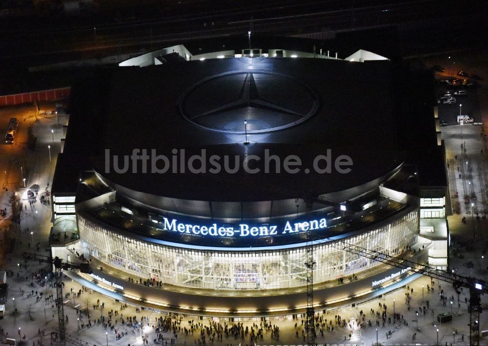 Berlin bei Nacht von oben - Nachtluftbild der Mercedes-Benz-Arena am Ufer des Flusses Spree im Ortsteil Friedrichshain in Berlin