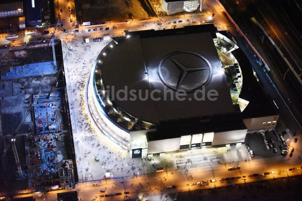 Berlin bei Nacht von oben - Nachtluftbild der Mercedes-Benz-Arena am Ufer des Flusses Spree im Ortsteil Friedrichshain in Berlin