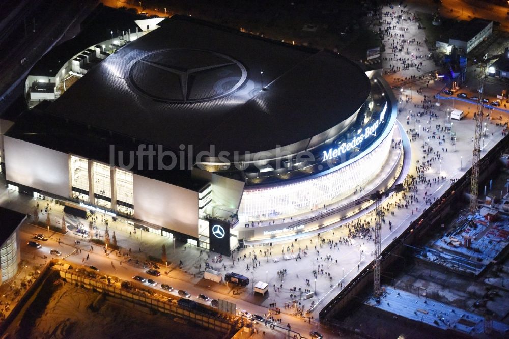 Nacht-Luftaufnahme Berlin - Nachtluftbild der Mercedes-Benz-Arena am Ufer des Flusses Spree im Ortsteil Friedrichshain in Berlin