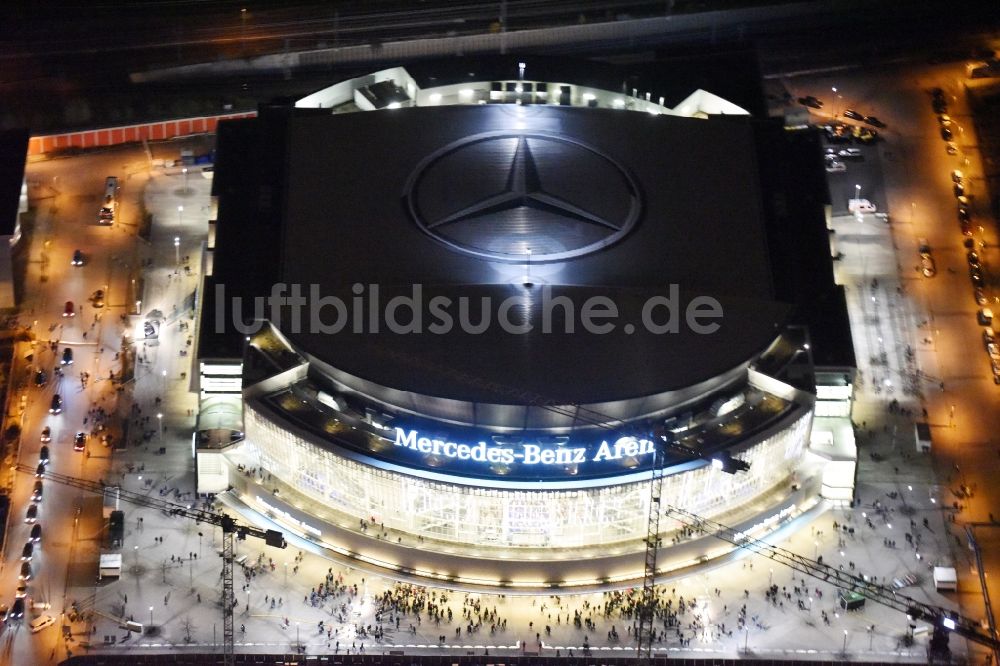 Nacht-Luftaufnahme Berlin - Nachtluftbild der Mercedes-Benz-Arena am Ufer des Flusses Spree im Ortsteil Friedrichshain in Berlin