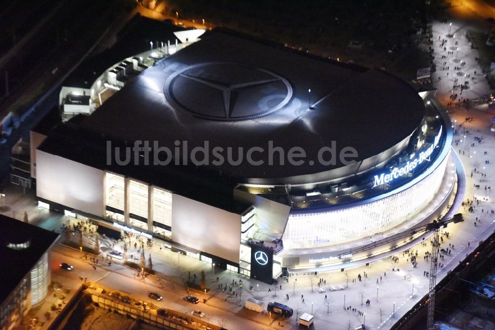 Berlin bei Nacht aus der Vogelperspektive: Nachtluftbild der Mercedes-Benz-Arena am Ufer des Flusses Spree im Ortsteil Friedrichshain in Berlin