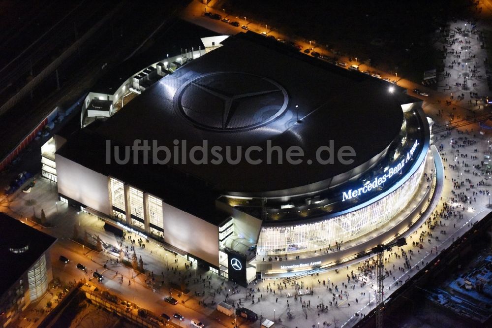 Nachtluftbild Berlin - Nachtluftbild der Mercedes-Benz-Arena am Ufer des Flusses Spree im Ortsteil Friedrichshain in Berlin