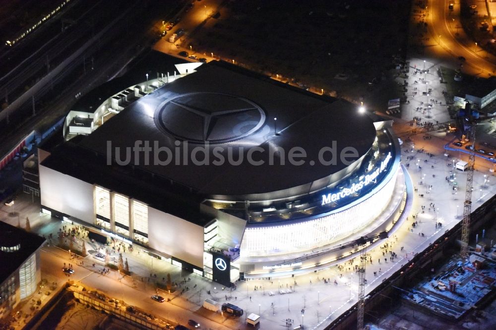 Nacht-Luftaufnahme Berlin - Nachtluftbild der Mercedes-Benz-Arena am Ufer des Flusses Spree im Ortsteil Friedrichshain in Berlin