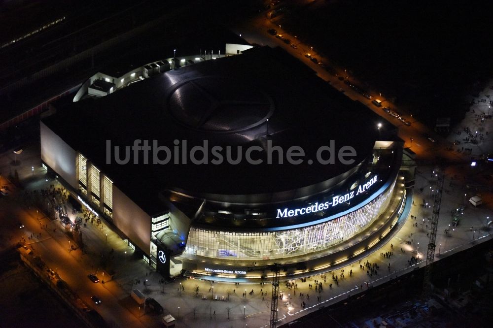 Berlin bei Nacht von oben - Nachtluftbild der Mercedes-Benz-Arena am Ufer des Flusses Spree im Ortsteil Friedrichshain in Berlin