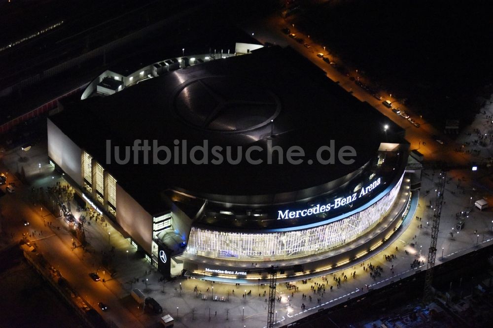 Berlin bei Nacht aus der Vogelperspektive: Nachtluftbild der Mercedes-Benz-Arena am Ufer des Flusses Spree im Ortsteil Friedrichshain in Berlin