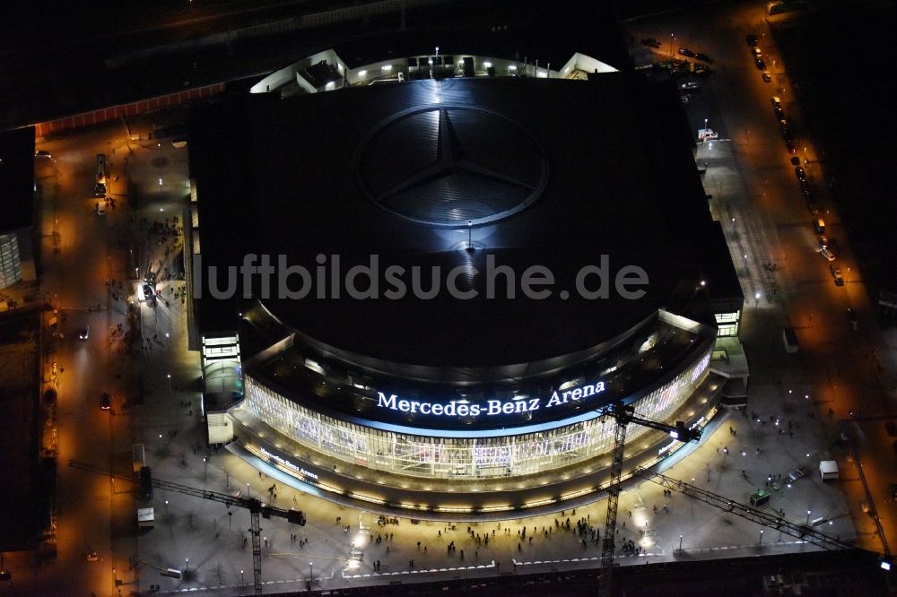 Berlin bei Nacht aus der Vogelperspektive: Nachtluftbild der Mercedes-Benz-Arena am Ufer des Flusses Spree im Ortsteil Friedrichshain in Berlin