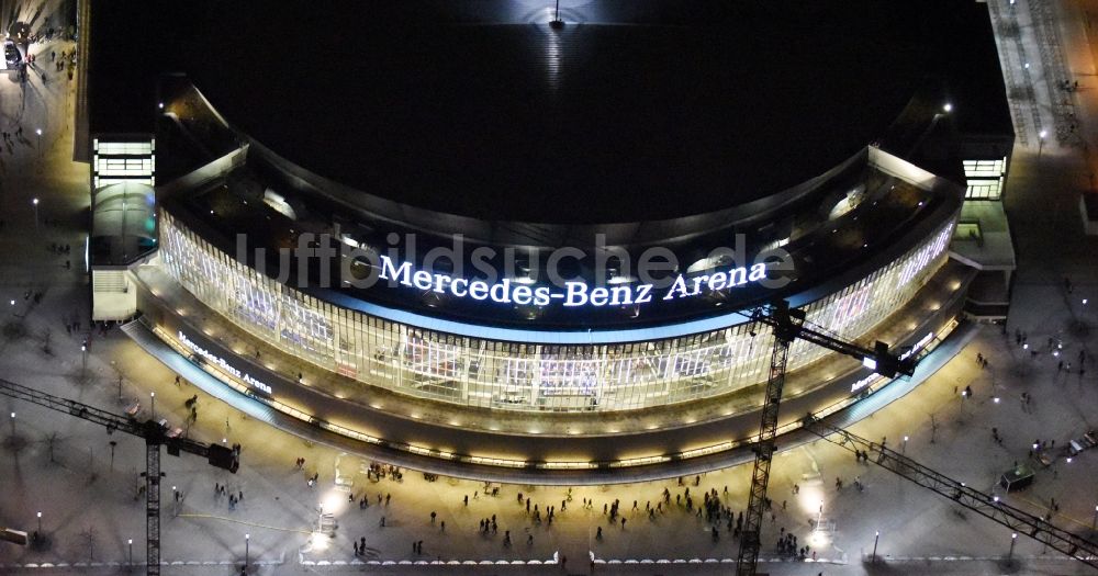 Nachtluftbild Berlin - Nachtluftbild der Mercedes-Benz-Arena am Ufer des Flusses Spree im Ortsteil Friedrichshain in Berlin