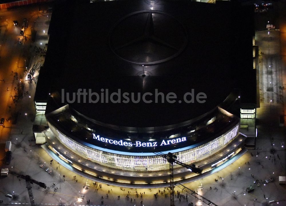 Berlin bei Nacht aus der Vogelperspektive: Nachtluftbild der Mercedes-Benz-Arena am Ufer des Flusses Spree im Ortsteil Friedrichshain in Berlin