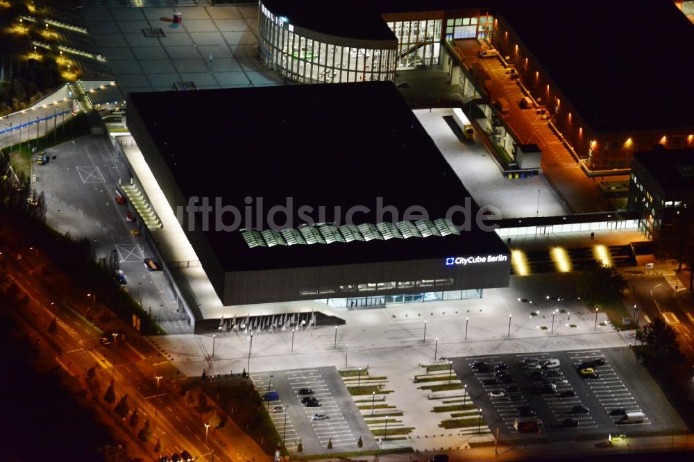 Nacht-Luftaufnahme Berlin - Nachtluftbild der Messe- Veranstaltungsstätte City Cube am Messegelände in Berlin Charlottenburg