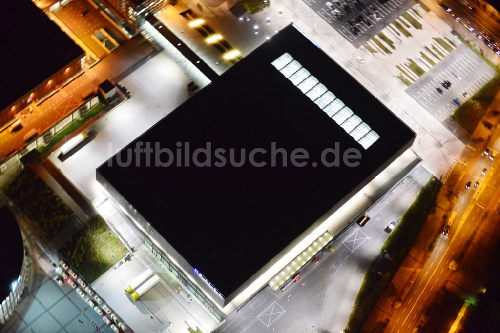 Berlin bei Nacht aus der Vogelperspektive: Nachtluftbild der Messe- Veranstaltungsstätte City Cube am Messegelände in Berlin Charlottenburg