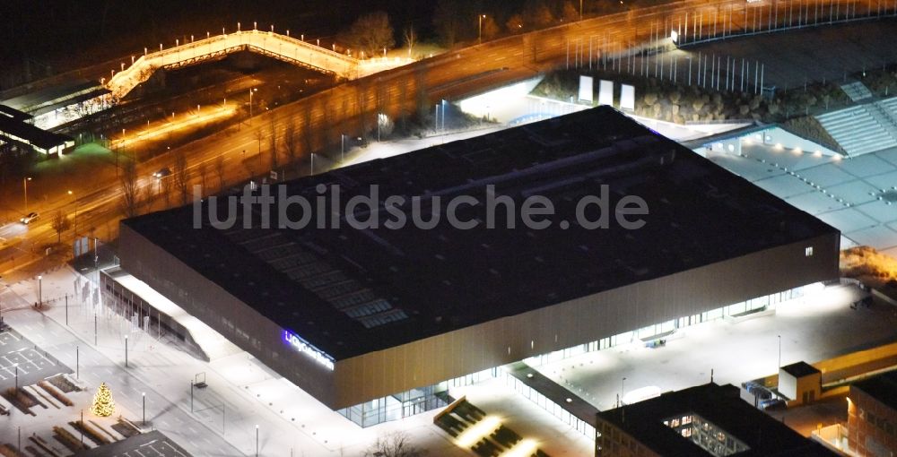 Berlin bei Nacht aus der Vogelperspektive: Nachtluftbild der Messe- Veranstaltungsstätte City Cube am Messegelände in Berlin Charlottenburg