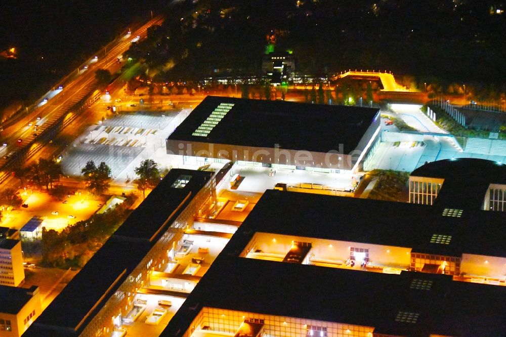 Berlin bei Nacht von oben - Nachtluftbild der Messe- Veranstaltungsstätte City Cube am Messegelände in Berlin Charlottenburg