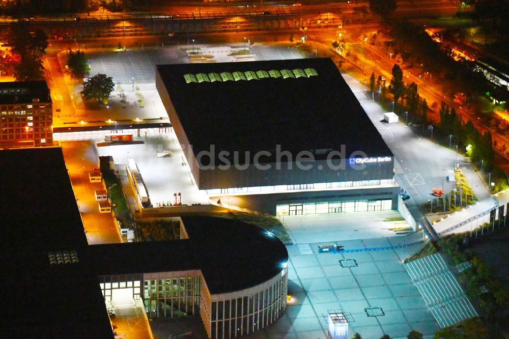 Berlin bei Nacht aus der Vogelperspektive: Nachtluftbild der Messe- Veranstaltungsstätte City Cube am Messegelände in Berlin Charlottenburg