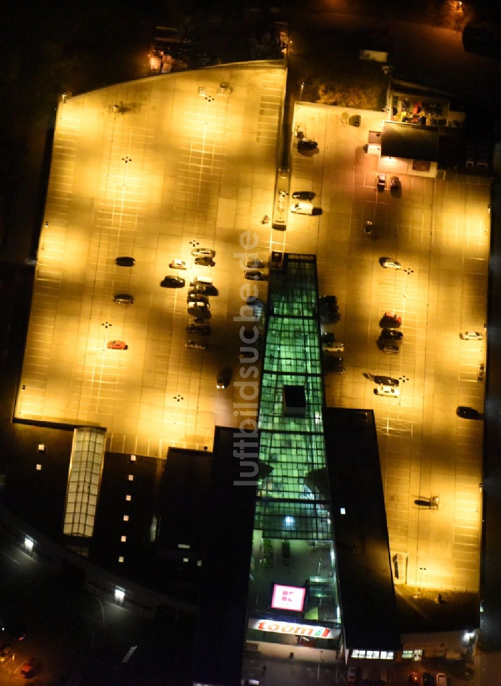 Berlin bei Nacht von oben - Nachtluftbild der Pkw- und Kraftfahrzeug- Parkplatz- Fläche einer Einkaufshalle im Ortsteil Köpenick in Berlin