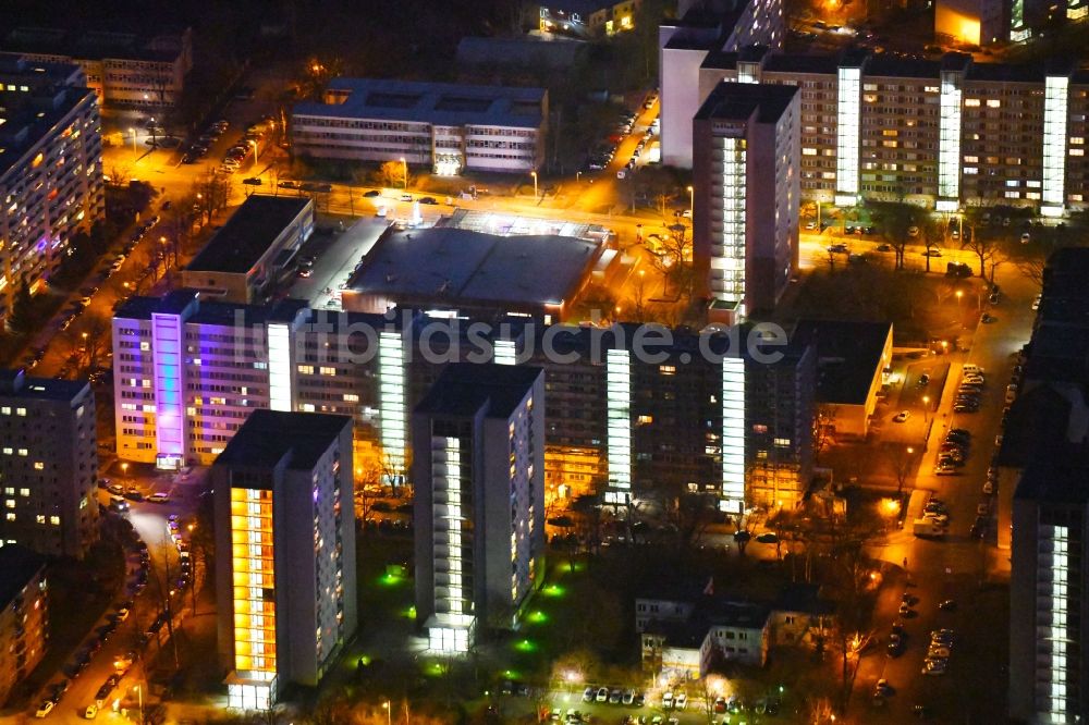 Dresden bei Nacht von oben - Nachtluftbild der Plattenbau- Hochhaus- Wohnsiedlung entlang des Käthe-Kollwitz-Ufer im Ortsteil Altstadt in Dresden im Bundesland Sachsen, Deutschland