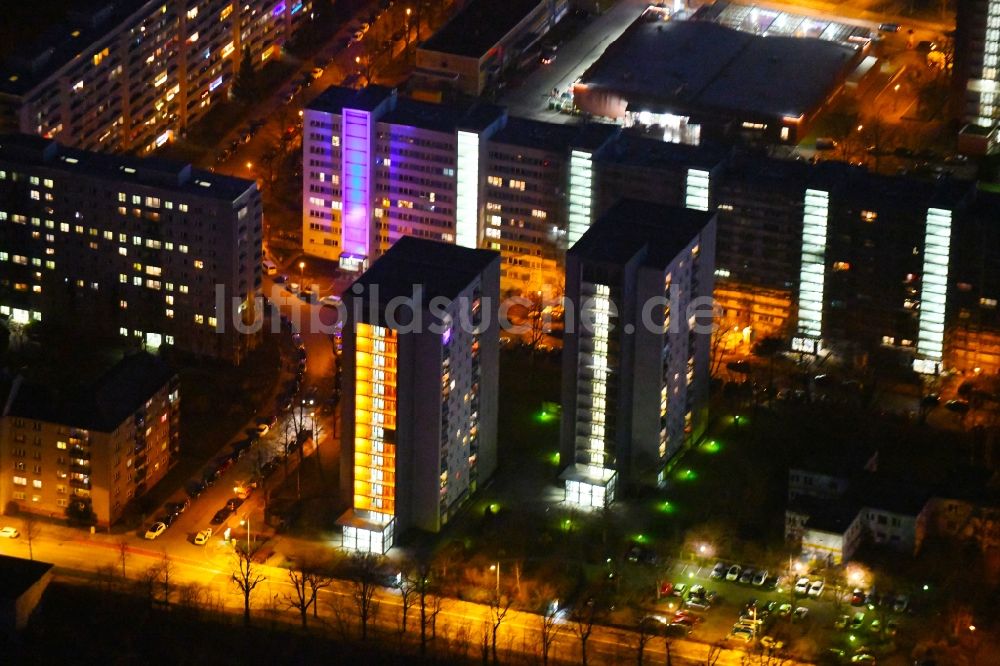 Dresden bei Nacht aus der Vogelperspektive: Nachtluftbild der Plattenbau- Hochhaus- Wohnsiedlung entlang des Käthe-Kollwitz-Ufer im Ortsteil Altstadt in Dresden im Bundesland Sachsen, Deutschland