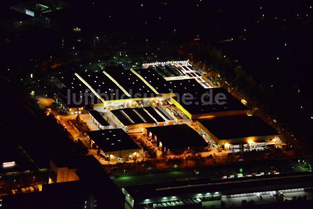 Berlin bei Nacht von oben - Nachtluftbild der Possling GmbH & Co. KG im Ortsteil Charlottenburg in Berlin