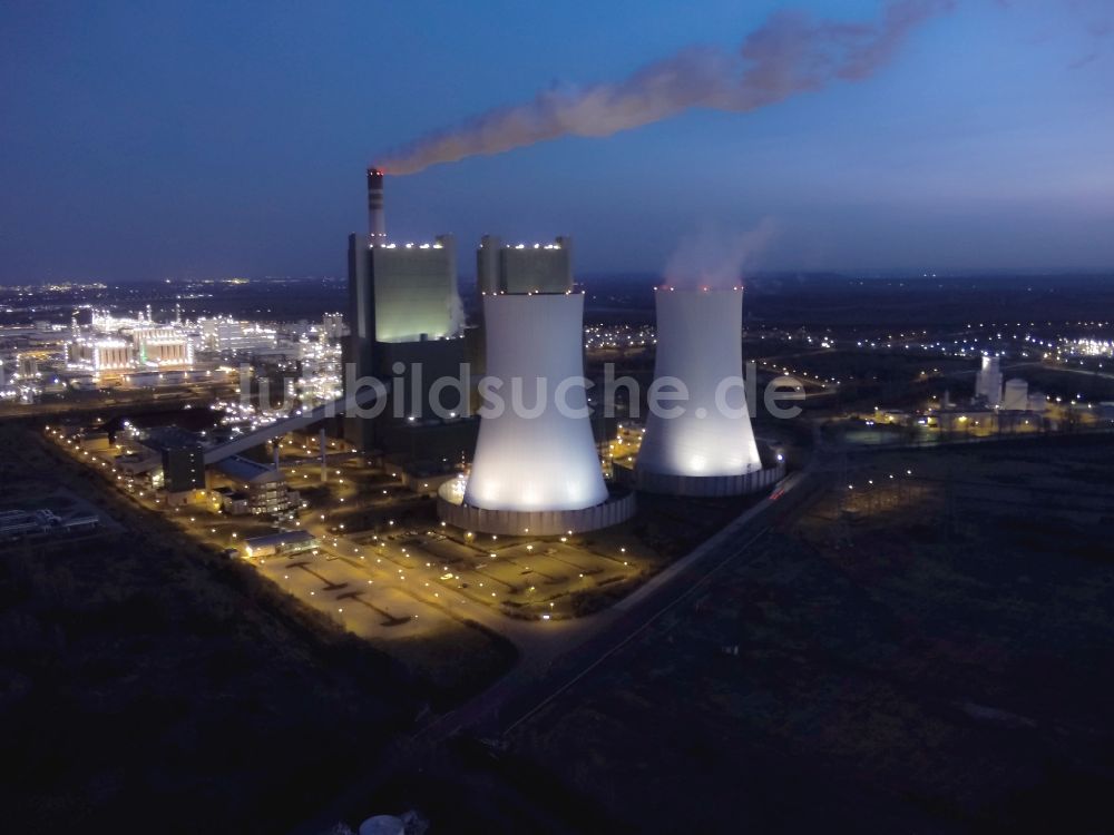 Schkopau bei Nacht von oben - Nachtluftbild der Rachfahnen aus den Kraftwerksschloten des Heizkraftwerk Schkopau im Bundesland Sachsen-Anhalt