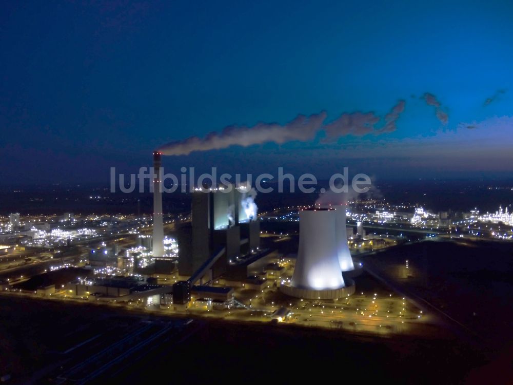 Schkopau bei Nacht aus der Vogelperspektive: Nachtluftbild der Rachfahnen aus den Kraftwerksschloten des Heizkraftwerk Schkopau im Bundesland Sachsen-Anhalt