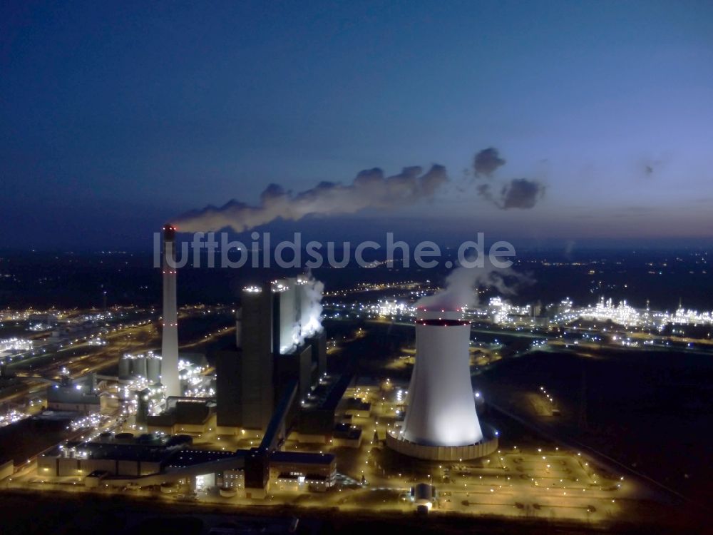 Nacht-Luftaufnahme Schkopau - Nachtluftbild der Rachfahnen aus den Kraftwerksschloten des Heizkraftwerk Schkopau im Bundesland Sachsen-Anhalt