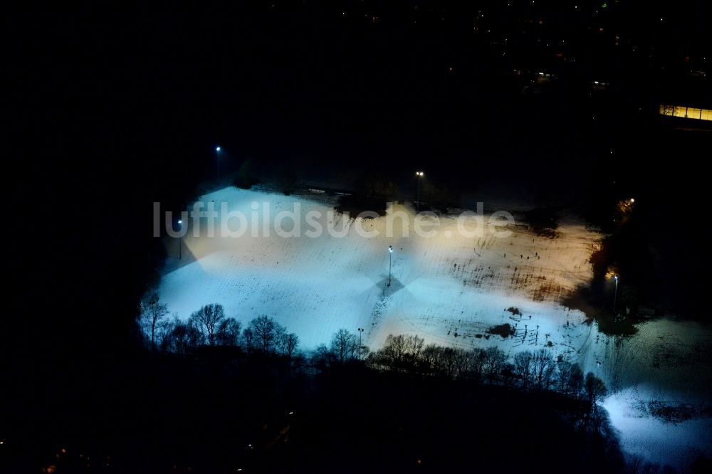 Nachtluftbild München - Nachtluftbild der mit Schnee bedeckten Sportanlage Ramersdorf in München im Bundesland Bayern