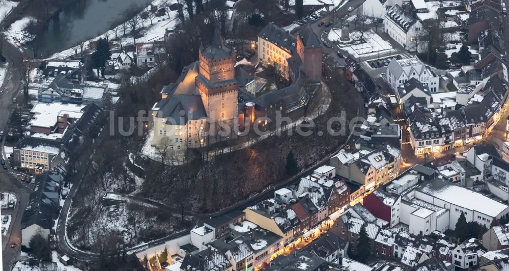 Nachtluftbild Kleve - Nachtluftbild der Schwanenburg auf dem Schlossberg Kleve in Nordrhein-Westfalen