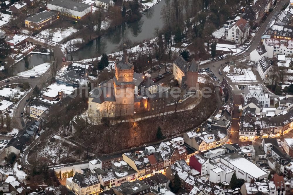 Nacht-Luftaufnahme Kleve - Nachtluftbild der Schwanenburg auf dem Schlossberg Kleve in Nordrhein-Westfalen