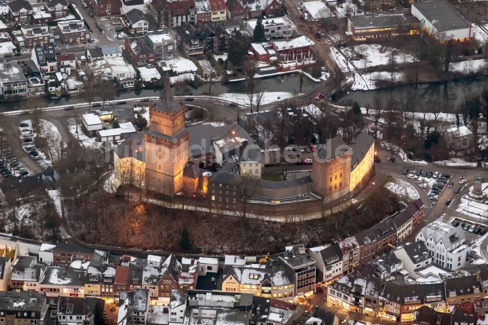 Kleve bei Nacht von oben - Nachtluftbild der Schwanenburg auf dem Schlossberg Kleve in Nordrhein-Westfalen