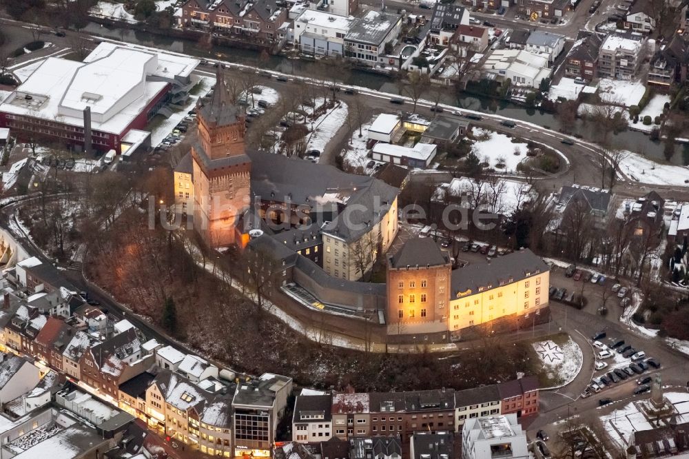 Kleve bei Nacht aus der Vogelperspektive: Nachtluftbild der Schwanenburg auf dem Schlossberg Kleve in Nordrhein-Westfalen