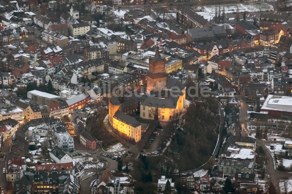 Nachtluftbild Kleve - Nachtluftbild der Schwanenburg auf dem Schlossberg Kleve in Nordrhein-Westfalen