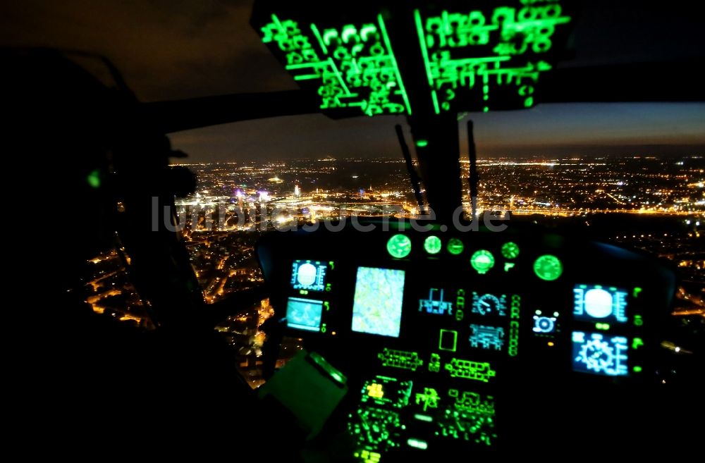 Leipzig bei Nacht aus der Vogelperspektive: Nachtluftbild der Skyline des Stadtzentrums von Leipzig in Sachsen aus dem Cockpit eines Helikopters der Fliegersstaffel der Bundespolizei