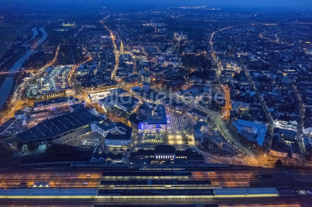 Nacht-Luftaufnahme Hamm - Nachtluftbild der Stadtansicht vom Bahnhofsvorplatz mit dem Heinrich-Kleist-Forum und Hauptbahnhof der Deutschen Bahn in Hamm in Nordrhein-Westfalen