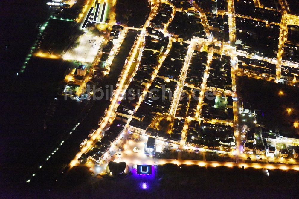 Rostock bei Nacht aus der Vogelperspektive: Nachtluftbild der Stadtansicht vom Innenstadtbereich im Ortsteil Seebad Warnemünde in Rostock im Bundesland Mecklenburg-Vorpommern