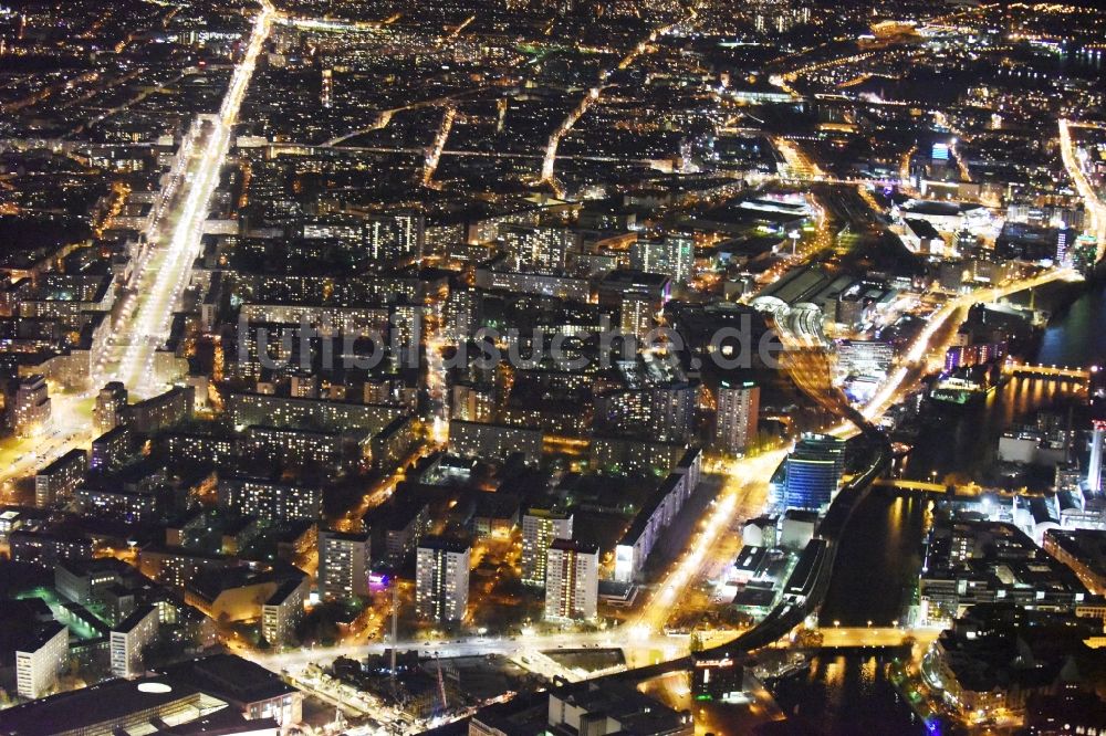 Berlin bei Nacht von oben - Nachtluftbild der Stadtansicht des Innenstadtbereiches Friedrichshain in Berlin