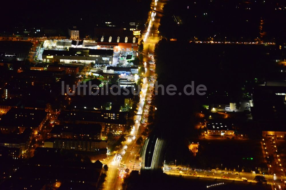 Berlin Adlershof bei Nacht aus der Vogelperspektive: Nachtluftbild der Straße Adlergestell im Ortsteil Adlershof in Berlin