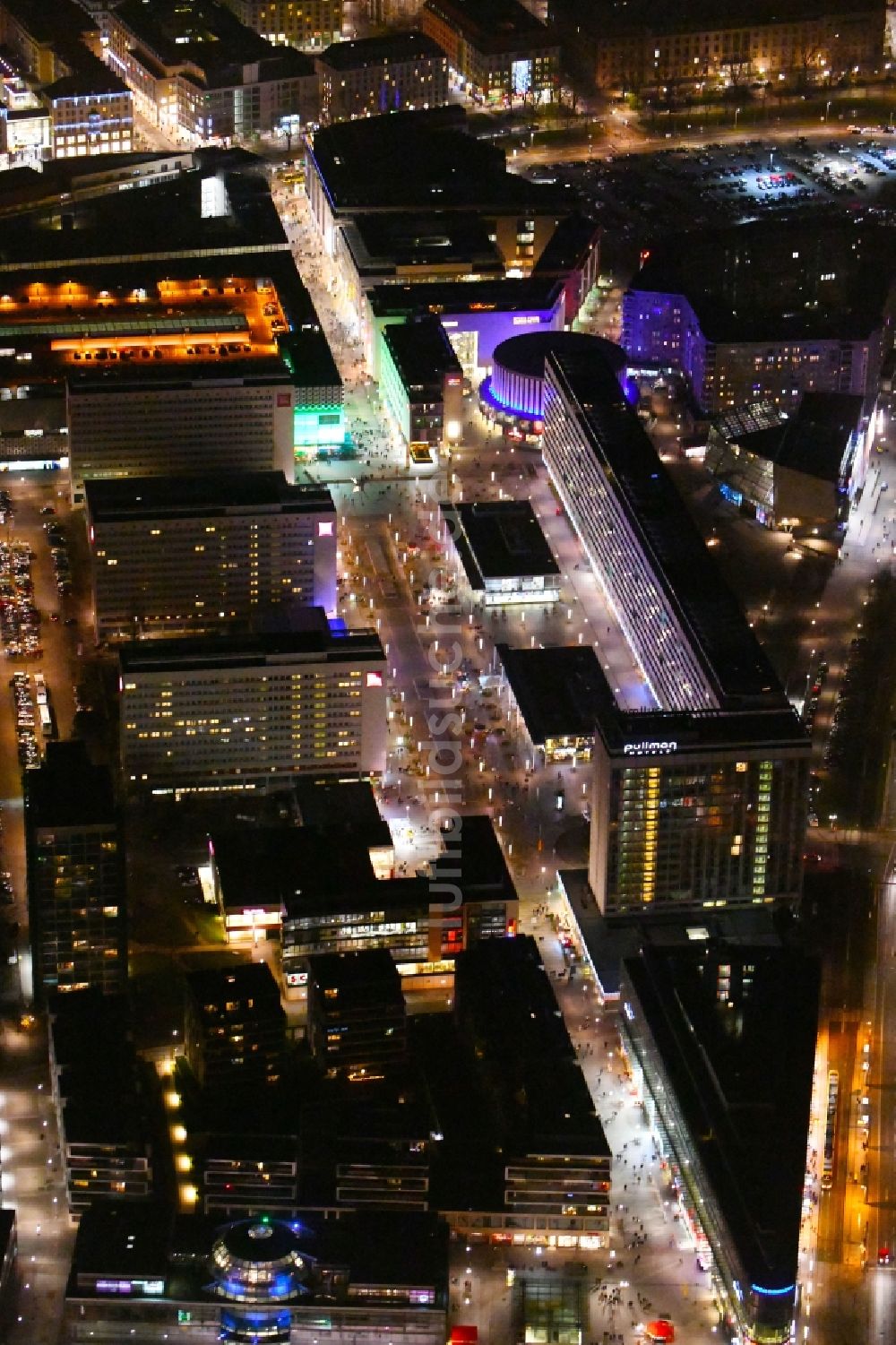 Dresden bei Nacht von oben - Nachtluftbild der Straßenführung der Prager Straße im Ortsteil Altstadt in Dresden im Bundesland Sachsen, Deutschland