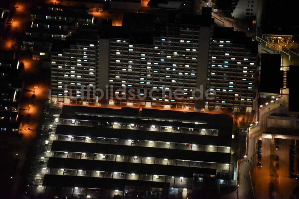 München bei Nacht aus der Vogelperspektive: Nachtluftbild der Studenten Wohnanlage Olympiadorf Hochhaus A/B in München im Bundesland Bayern