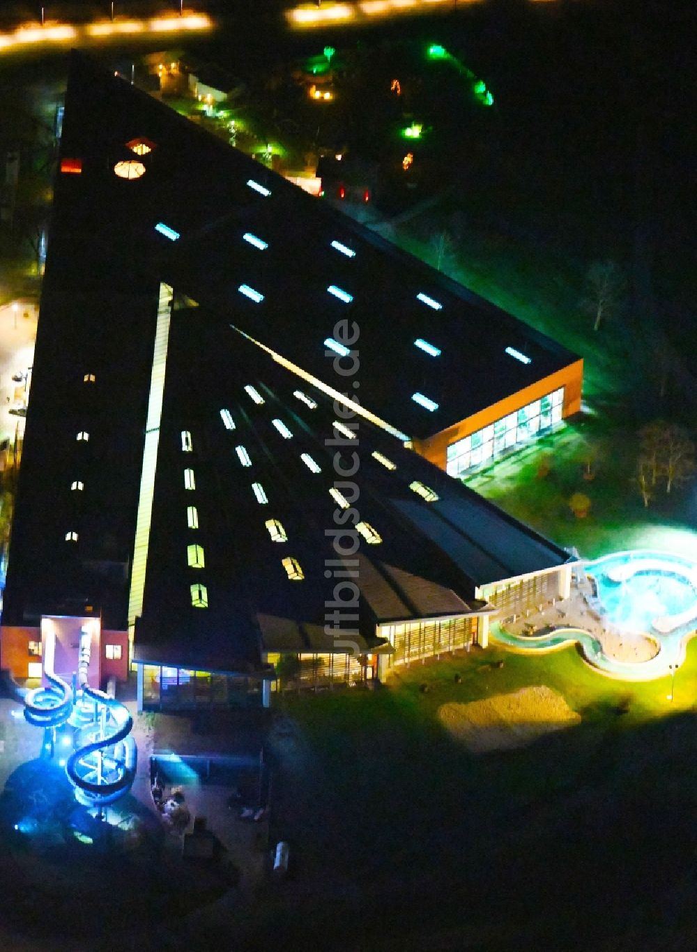 Wolfsburg bei Nacht von oben - Nachtluftbild der Therme und des Schwimmbecken am Freibad der Freizeiteinrichtung BadeLand am Allerpark in Wolfsburg im Bundesland Niedersachsen, Deutschland