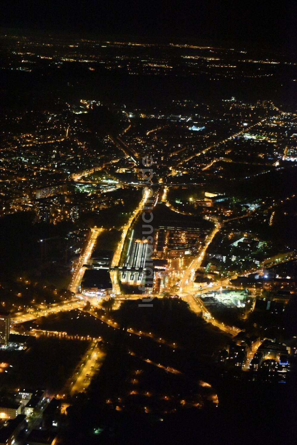 Potsdam bei Nacht von oben - Nachtluftbild der Umgebung des Hauptbahnhofs der Deutschen Bahn in Potsdam im Bundesland Brandenburg