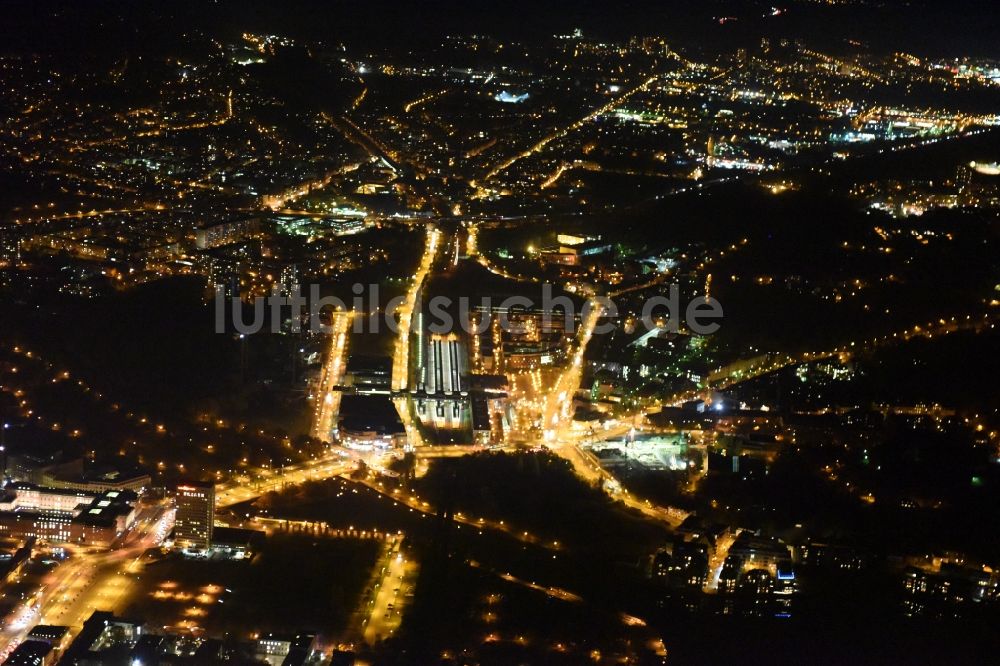 Potsdam bei Nacht aus der Vogelperspektive: Nachtluftbild der Umgebung des Hauptbahnhofs der Deutschen Bahn in Potsdam im Bundesland Brandenburg