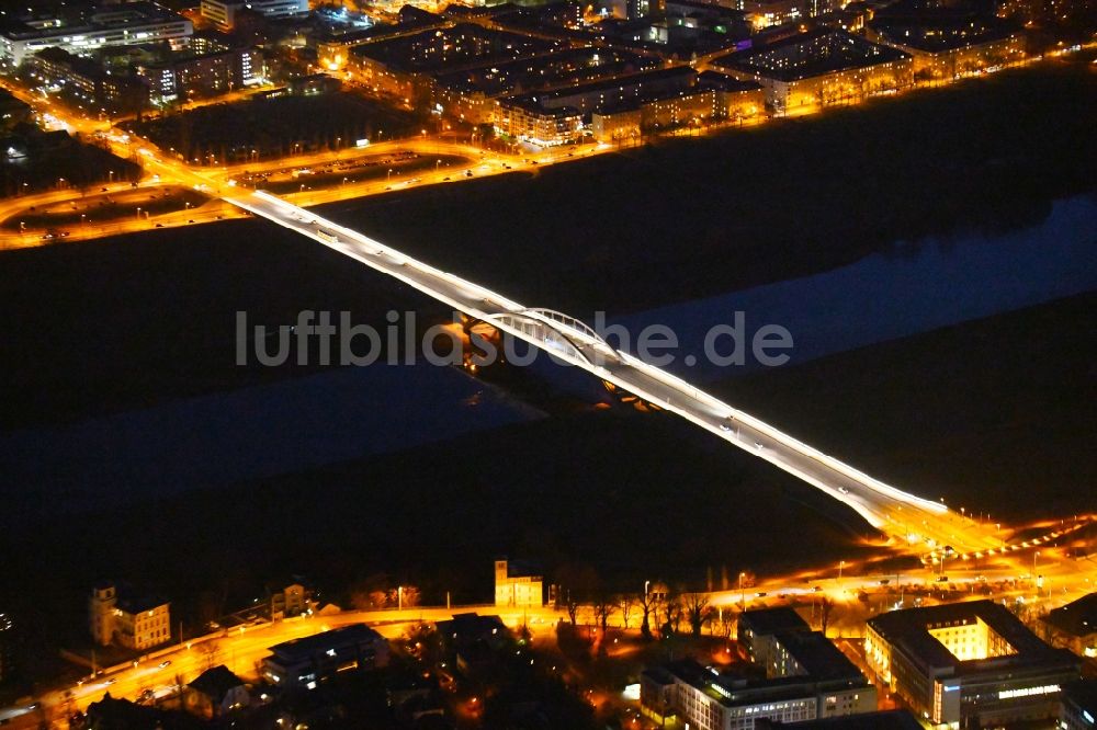 Nacht-Luftaufnahme Dresden - Nachtluftbild der Waldschlösschenbrücke am Elbeufer in Dresden im Bundesland Sachsen